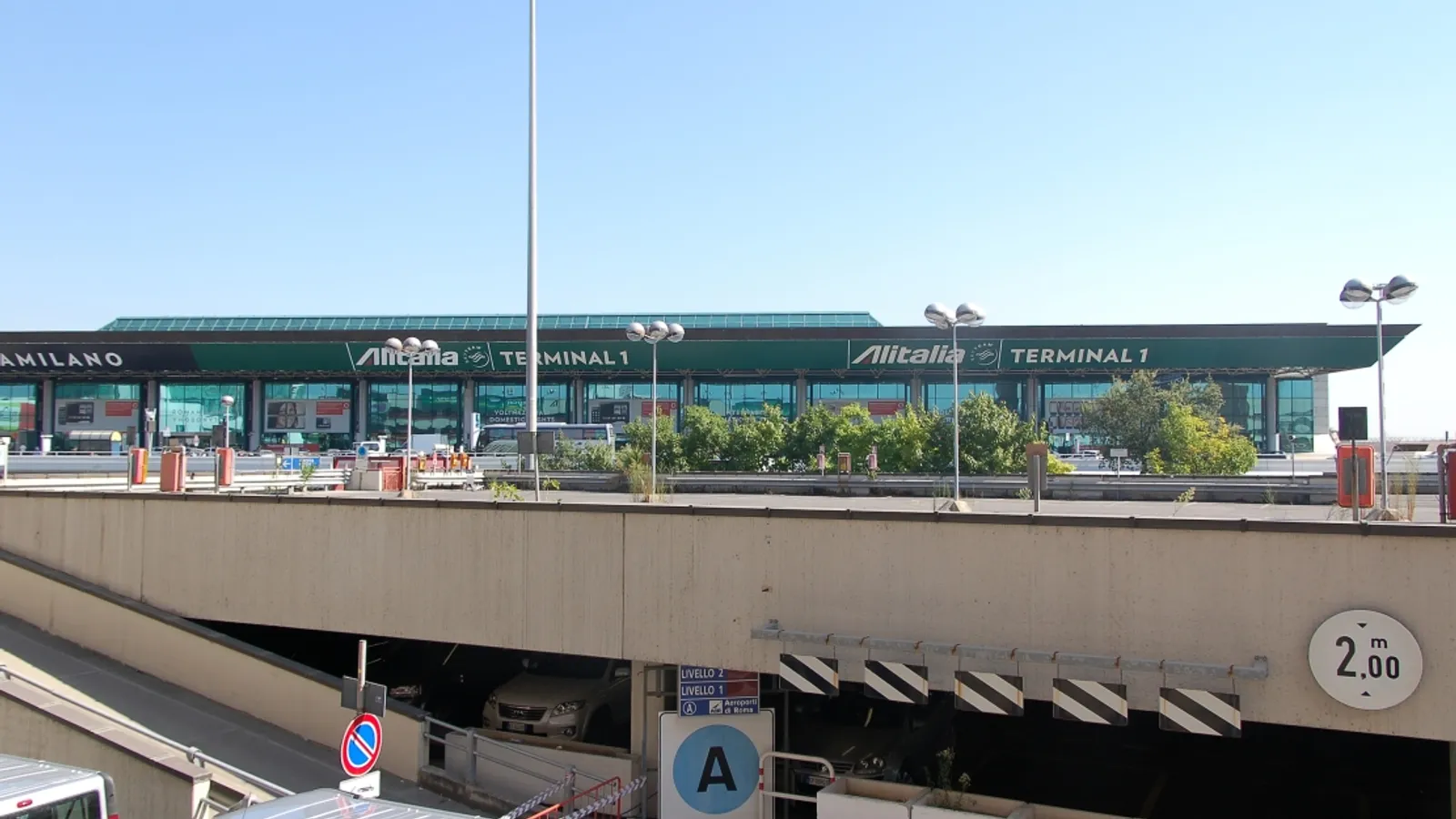 עמדות ביקורת גבולות ביומטריות בטרמינל הבינלאומי בשדה התעופה פיומיצ׳ינו ברומא, איטליה