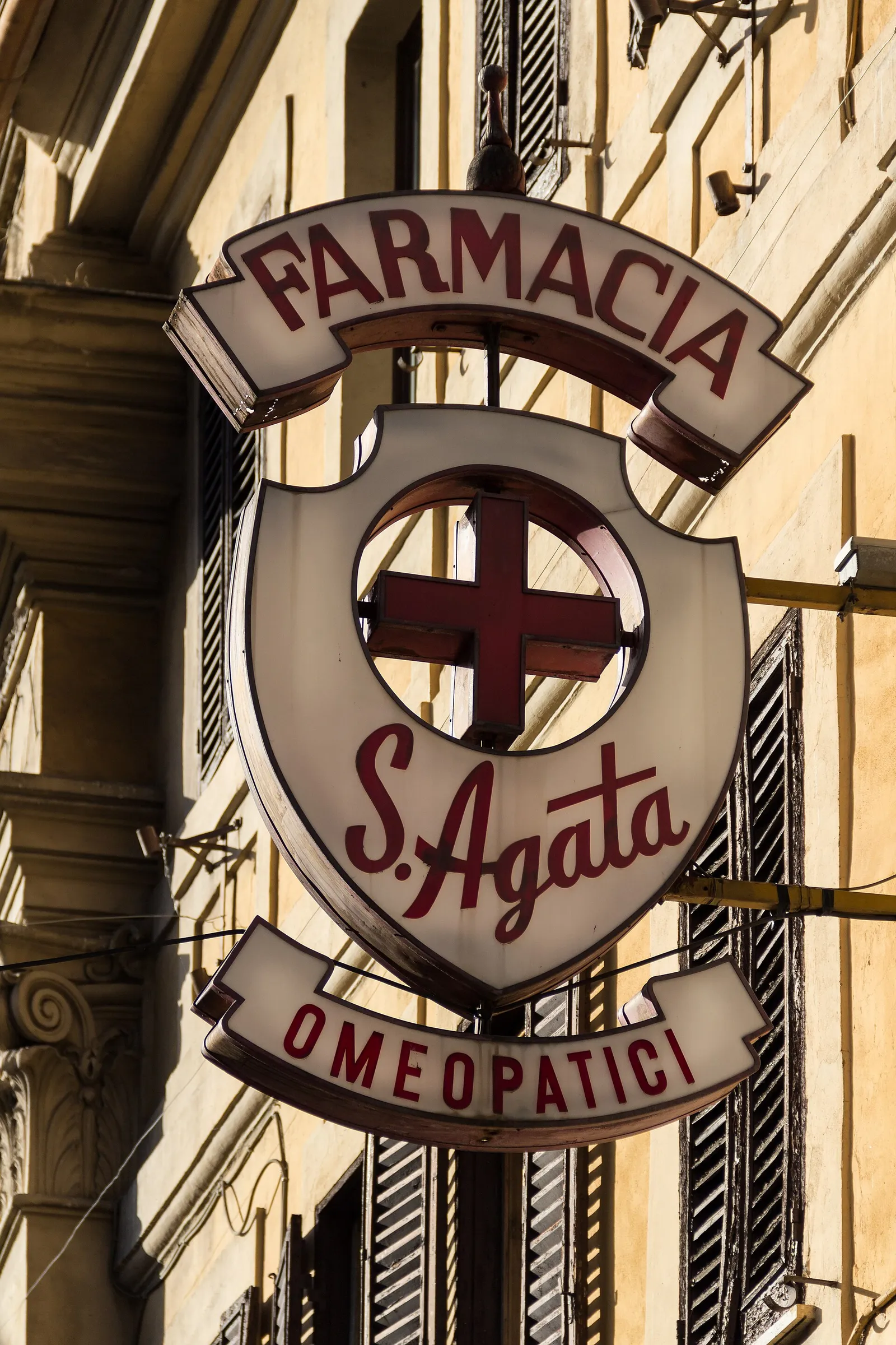 שלט ניאון ירוק של בית מרקחת, farmacia, ברחוב ברומא, איטליה