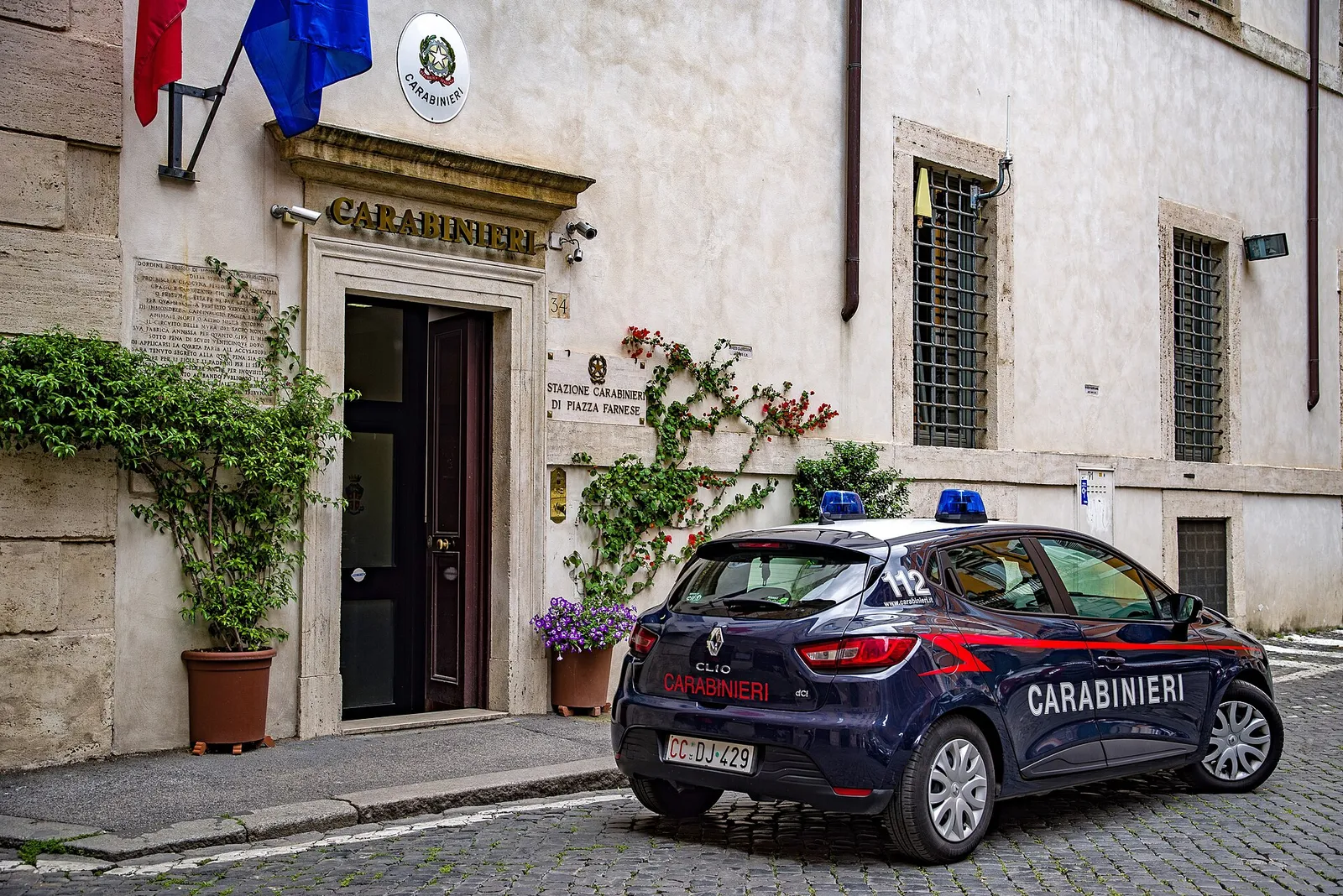 ניידת קרביניירי ברחוב באיטליה