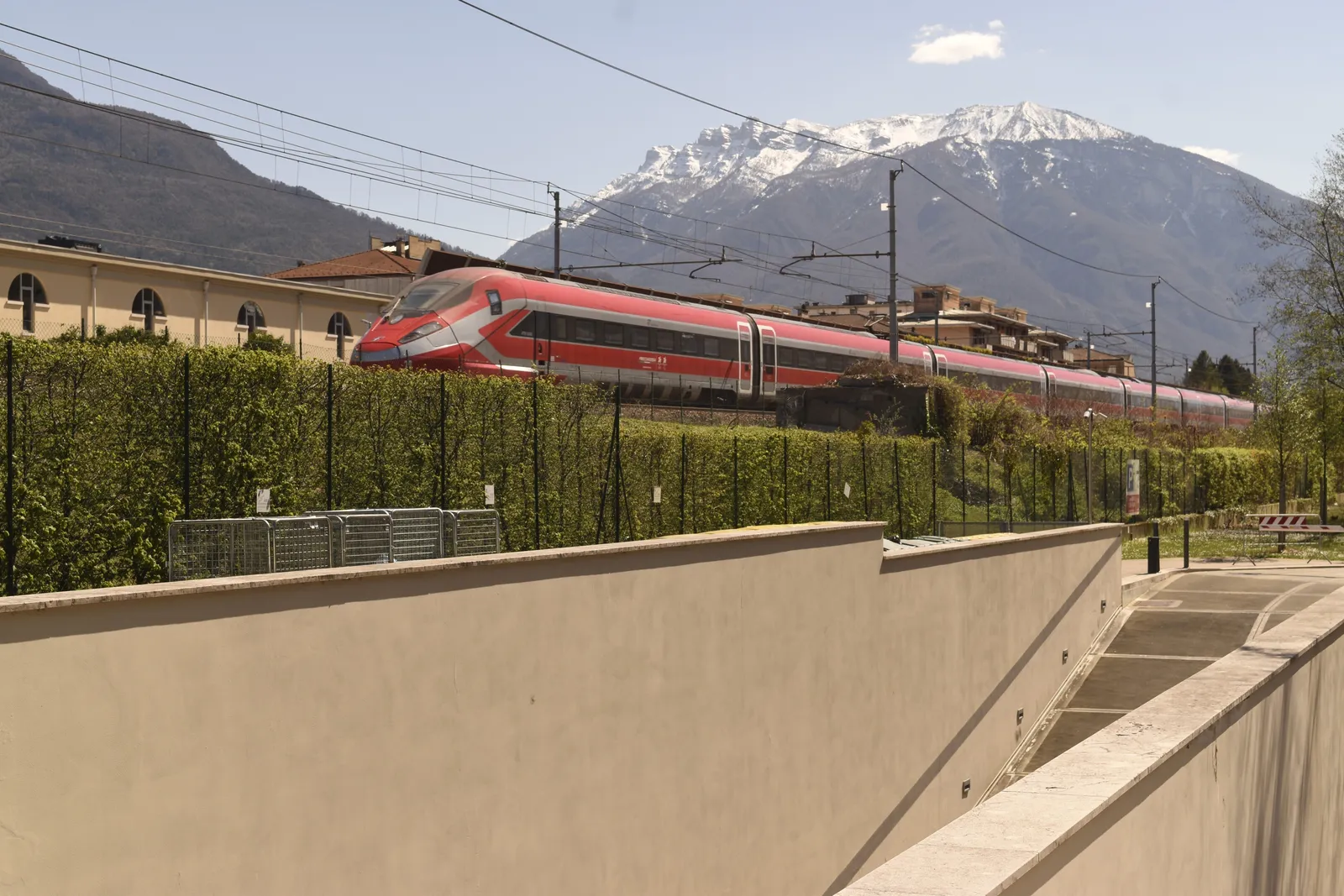 רכבת מהירה אדומה Frecciarossa בתחנת רכבת מודרנית בשעת בוקר, איטליה