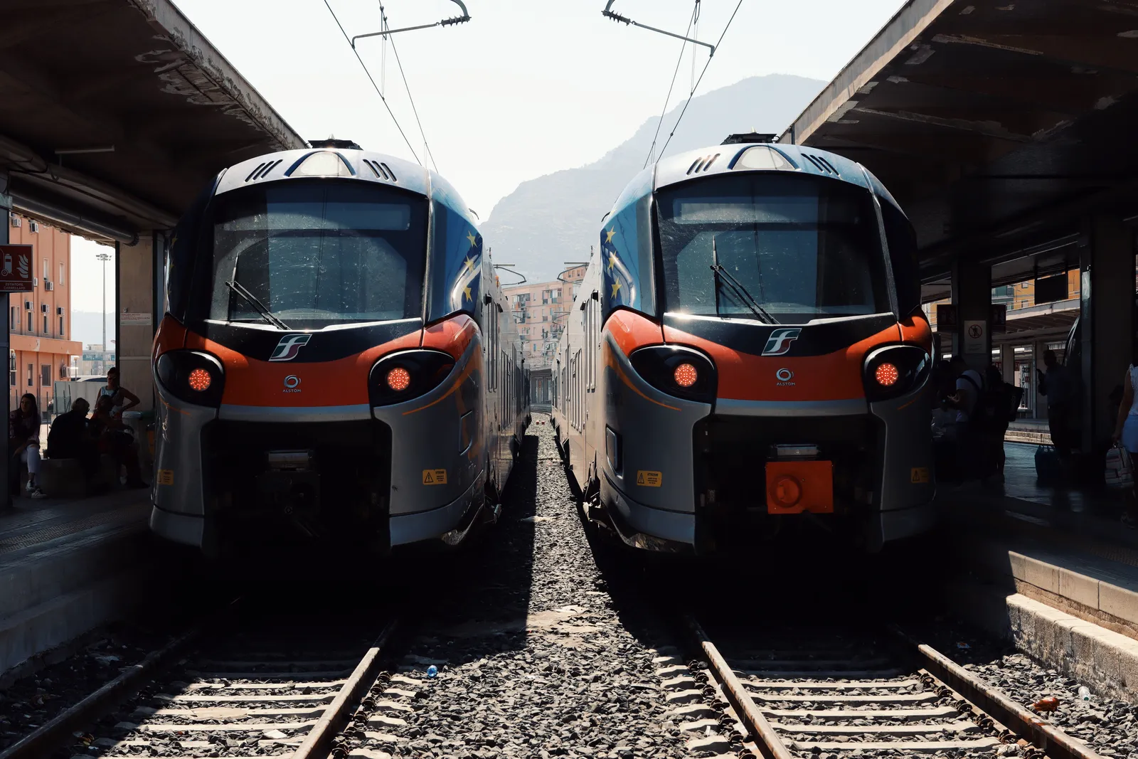 רציף רכבת איטלקי בשעת עומס, איטליה