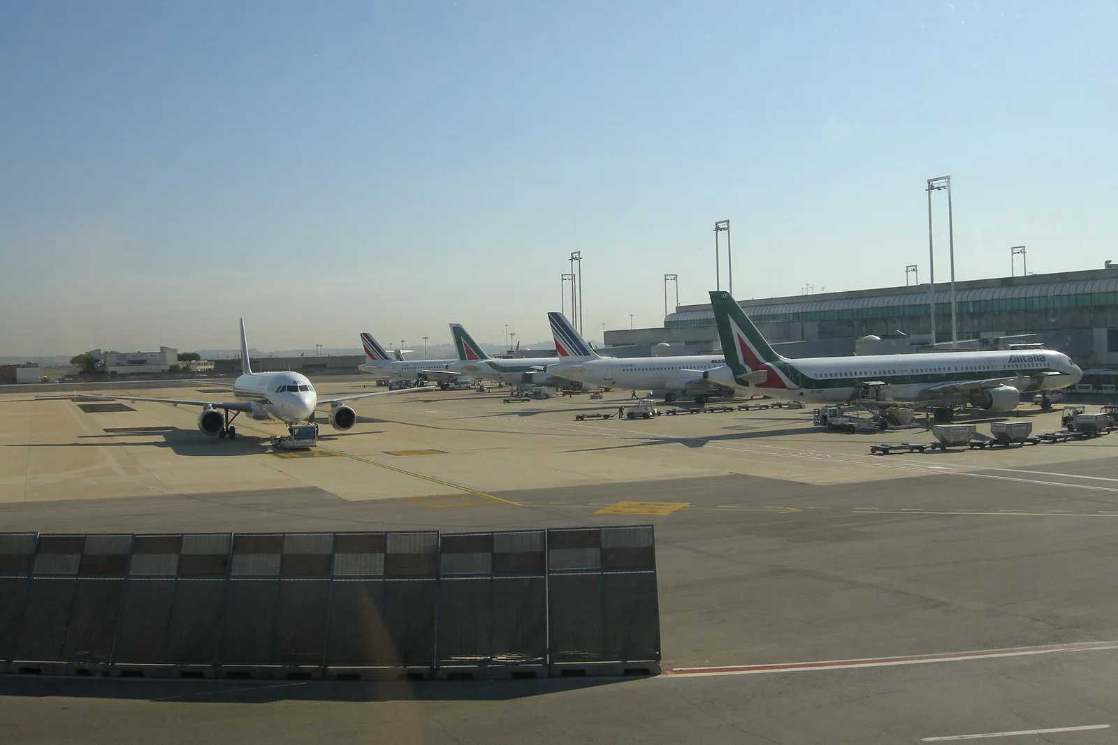 מטוסים בטרמינל נמל התעופה פיומיצ׳ינו ברומא באור יום, איטליה