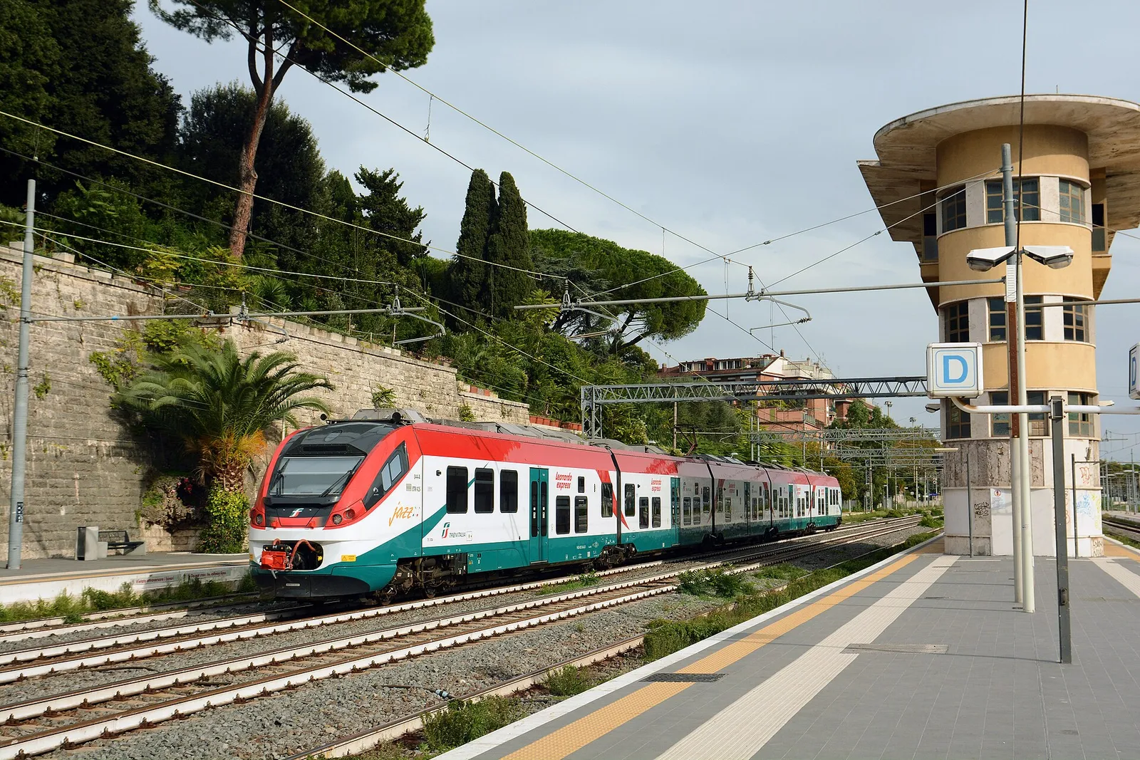 רכבת של Trenitalia על הרציף, איטליה